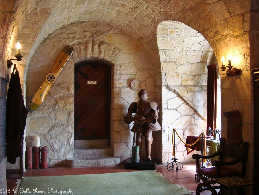 Шильонский замок оружейный зал