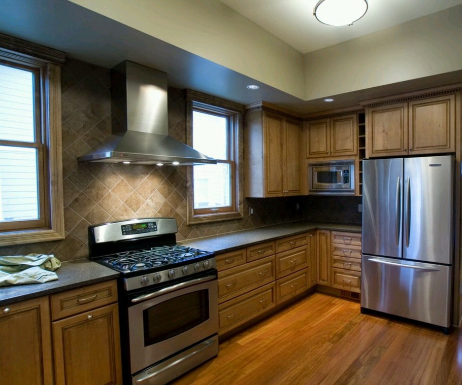 Интерьер кухни с большим холодильником