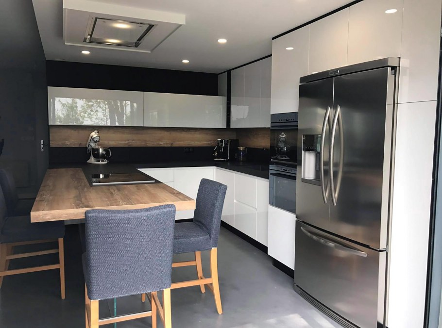 Отдельностоящий холодильник в интерьере