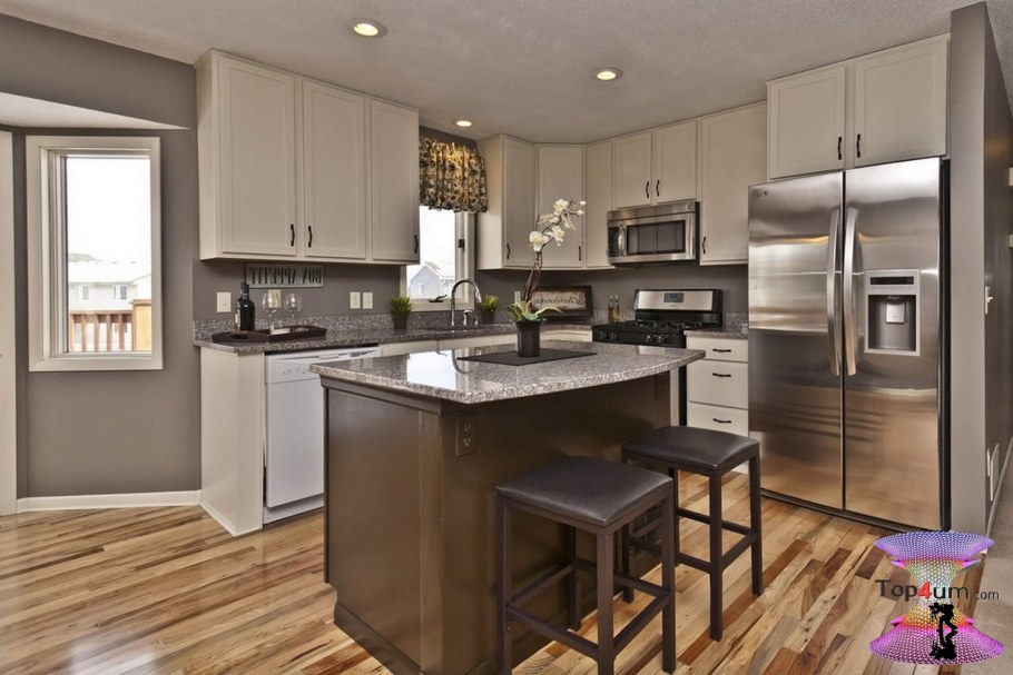 Отдельностоящий холодильник на кухне