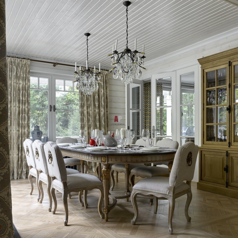 Классическая кухня в загородном доме