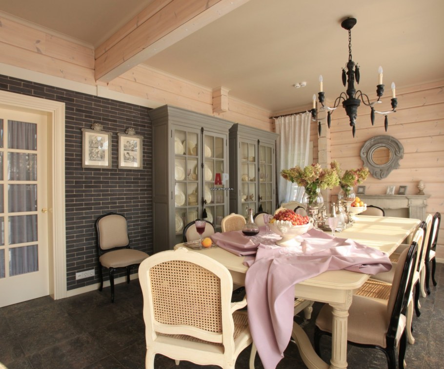 Классический интерьер в деревянном доме