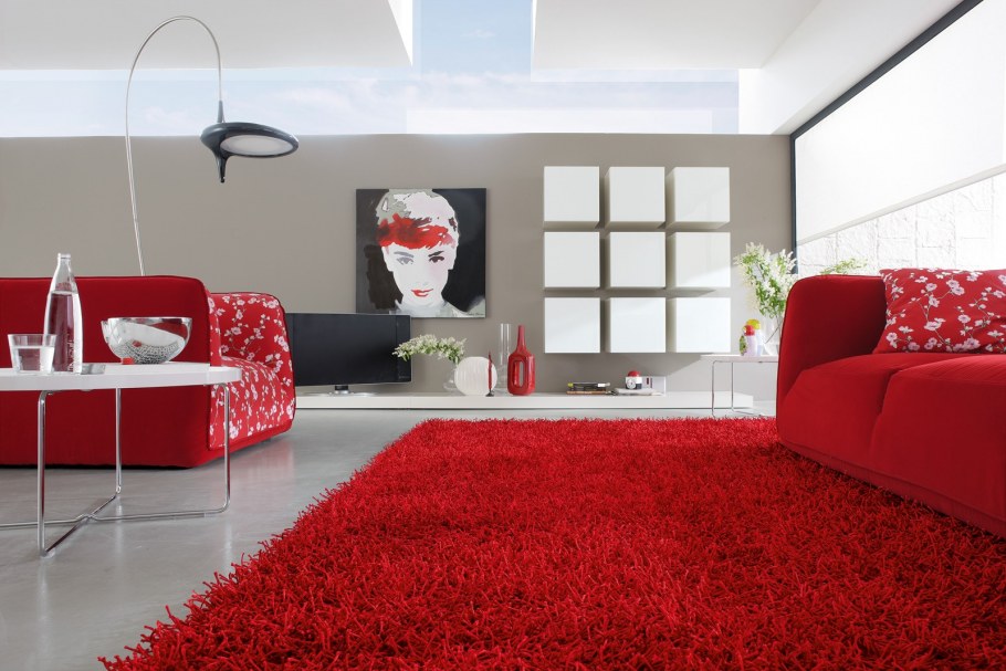 Красный ковер в интерьере спальни