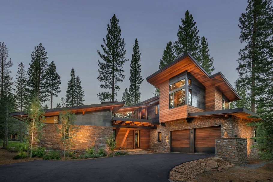 Кирпичный дом с коричневой крышей