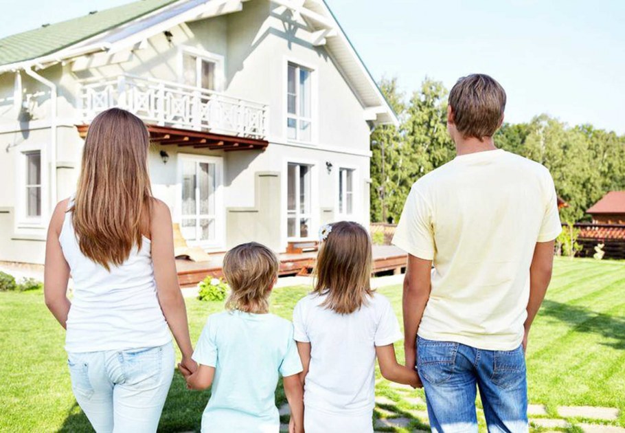 Семья в загородном доме