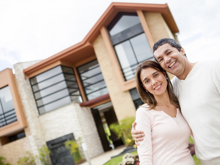 Семья в загородном доме