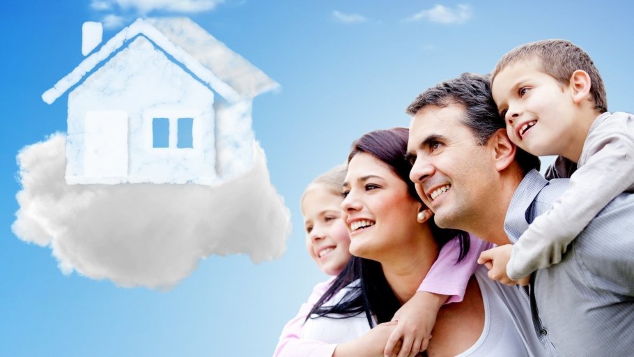 Счастливая семья в доме