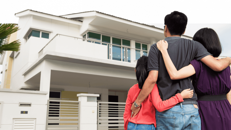 Семья спиной в доме