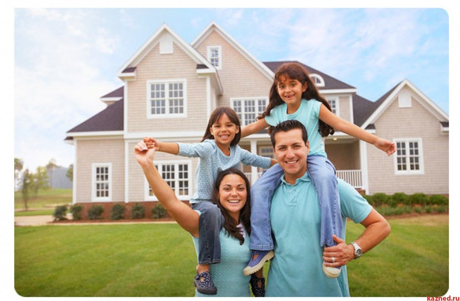 Счастливая семья в доме