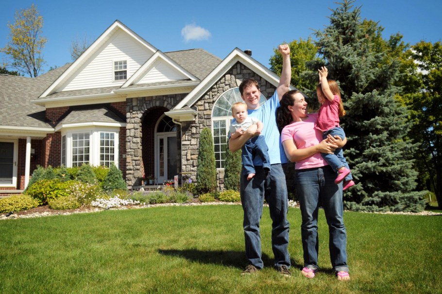 Семья в загородном доме