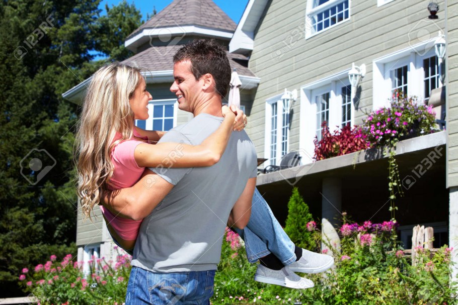 Счастливый человек рядом с домом