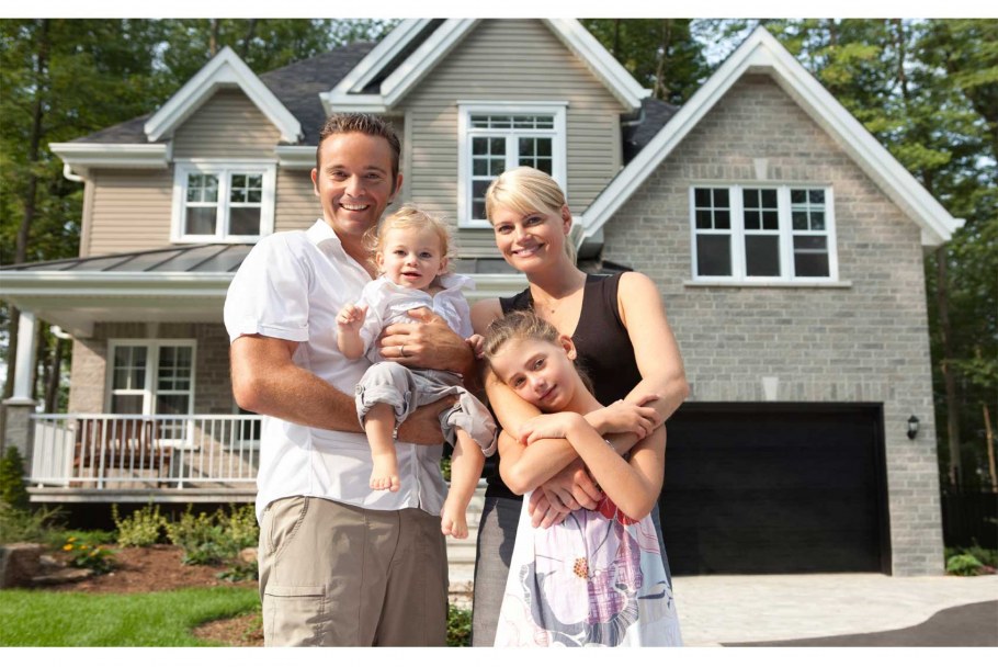 Семья в загородном доме