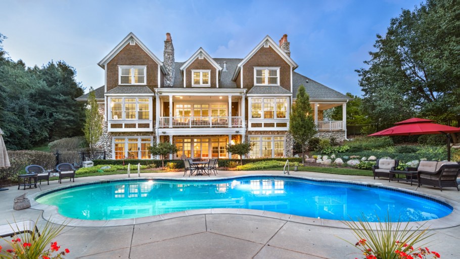 Особняк с бассейном и садом