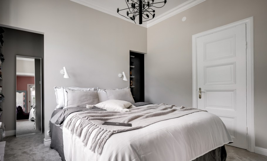 Комната блогера в белых серых тонах