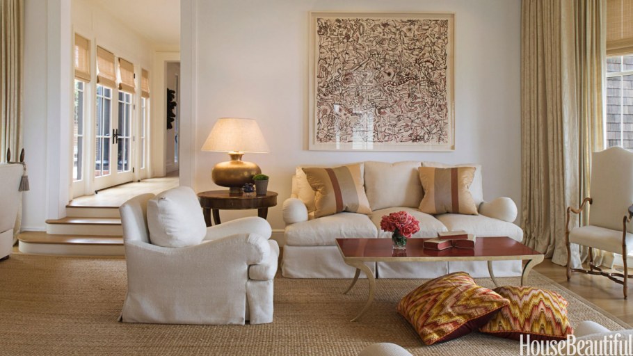 Комната с темным полом