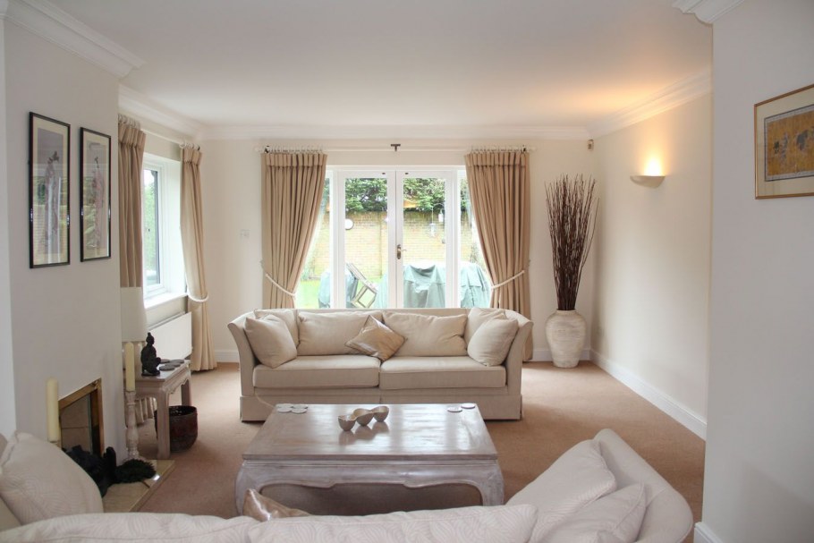 Миндальный цвет стен в интерьере