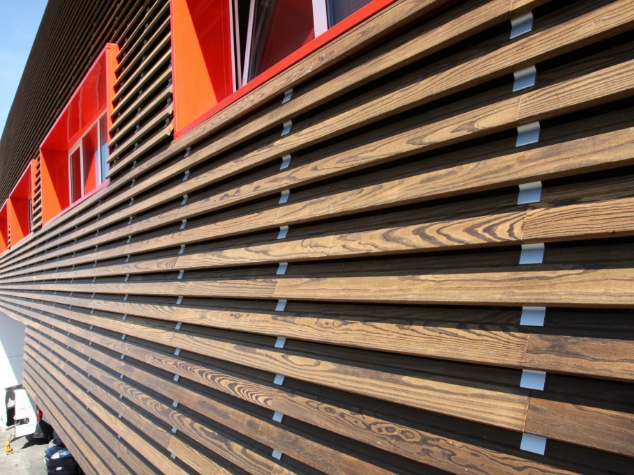 Обшивка рейками фасада