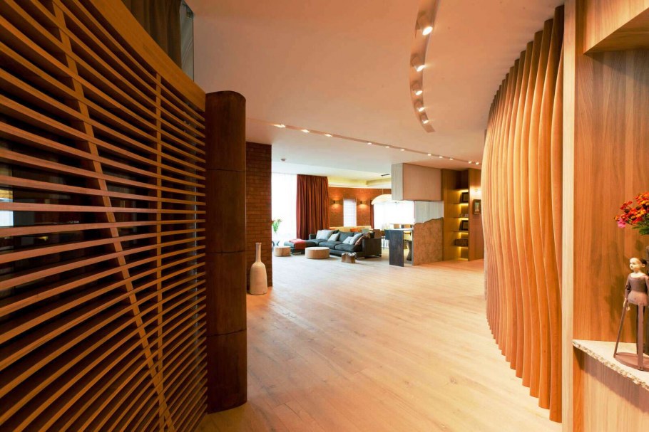 Деревянные рейки в общественном интерьере