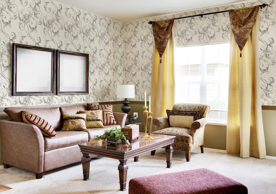 Шторы к бежевым обоям в гостиную