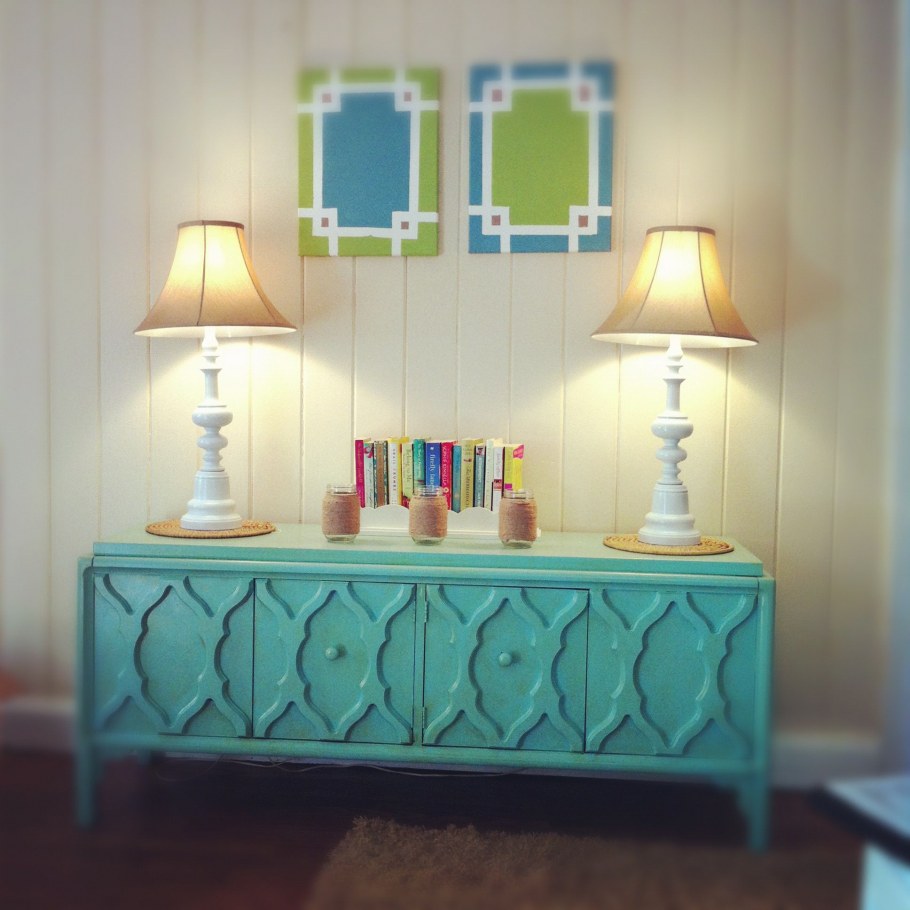 Бирюзовая стена с молдингами