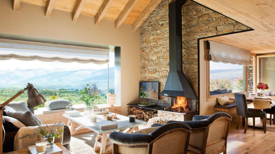 Гостиная в средиземноморском стиле с камином