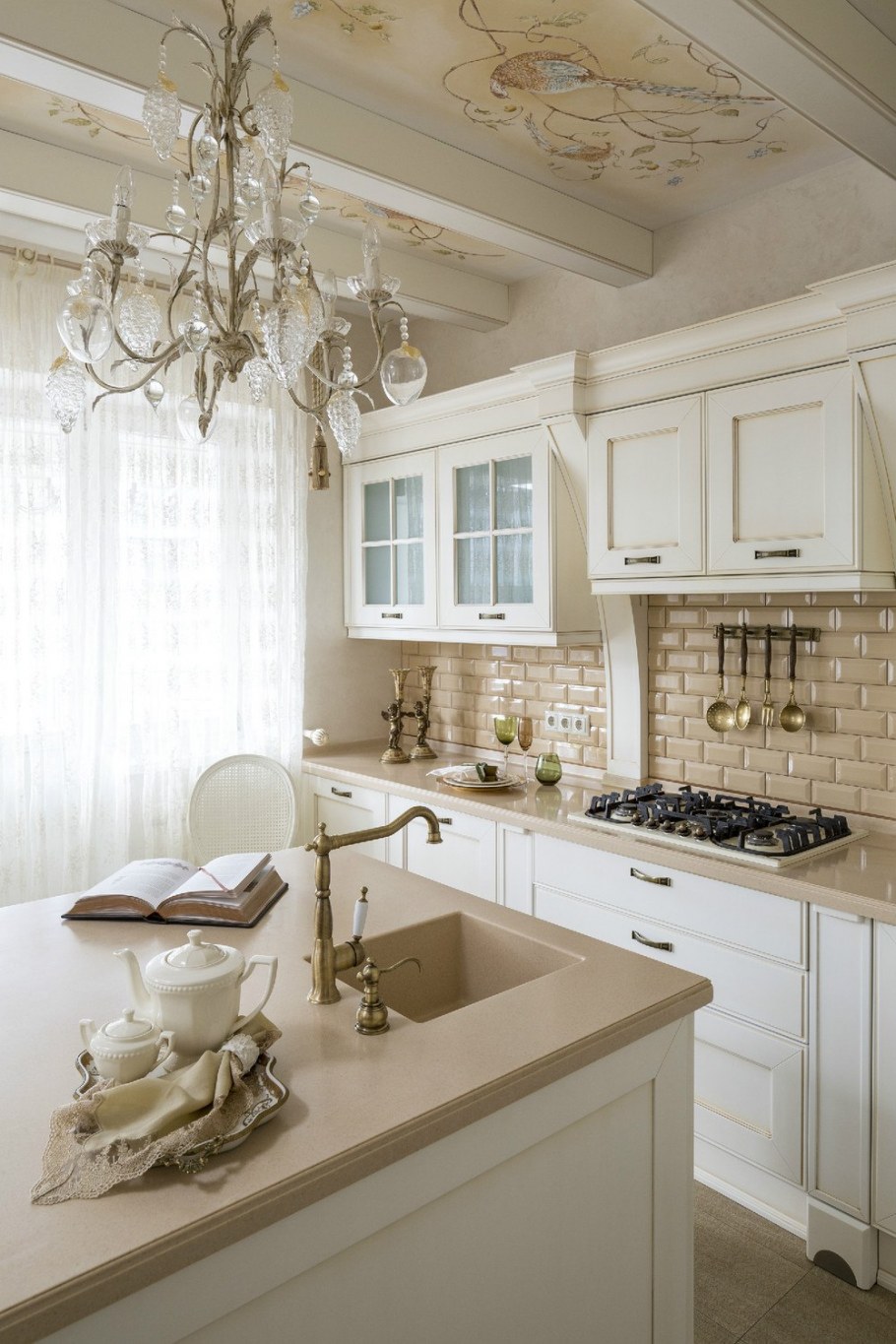 Светлая кухня в частном доме