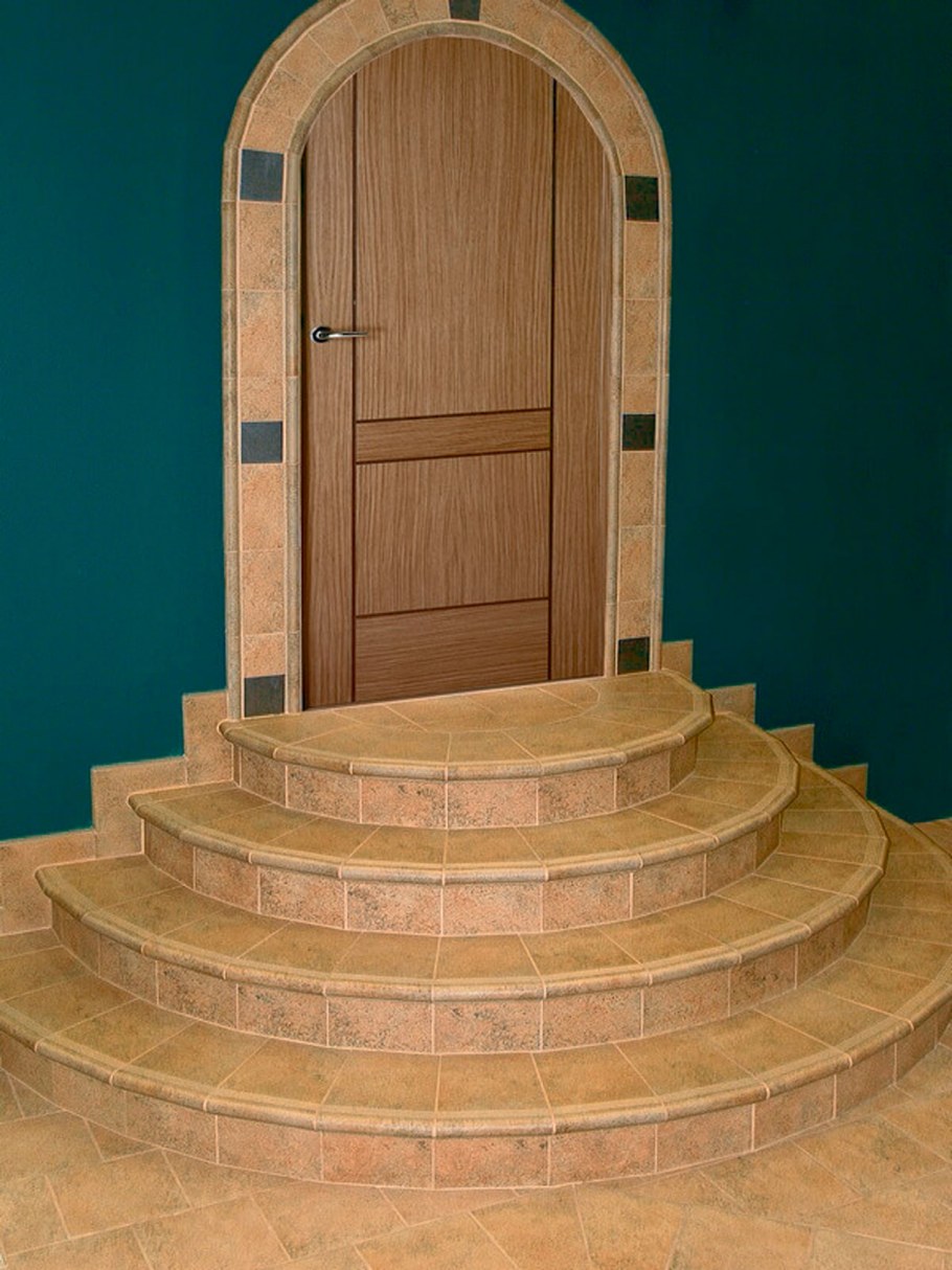 Широкое деревянное крыльцо