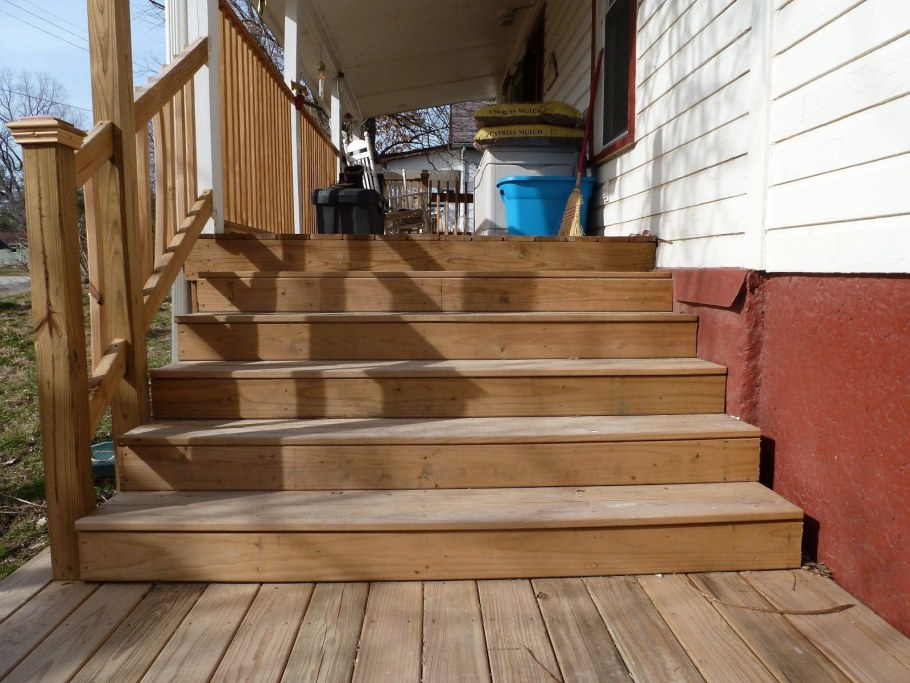 Лестница на террасу деревянная