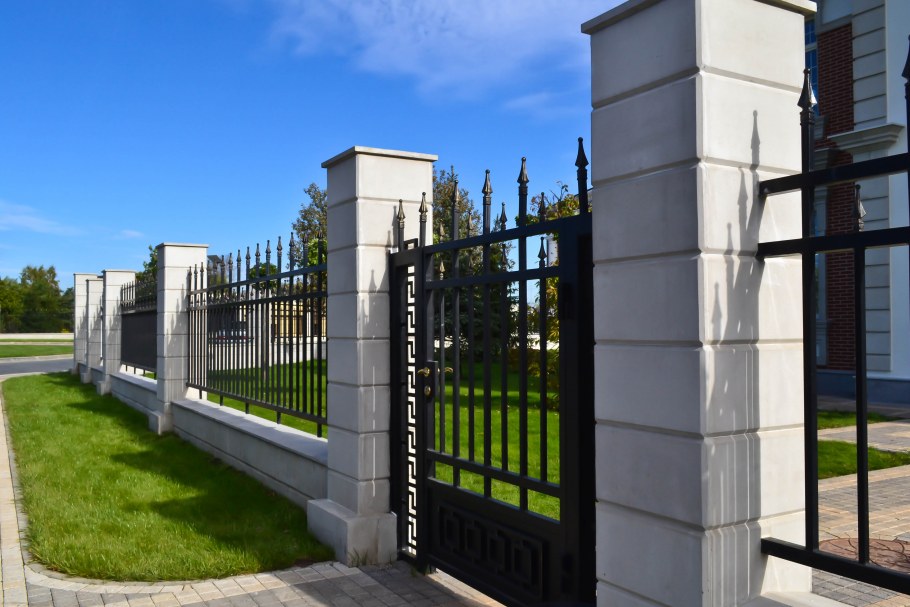 Ограждение коттеджного поселка