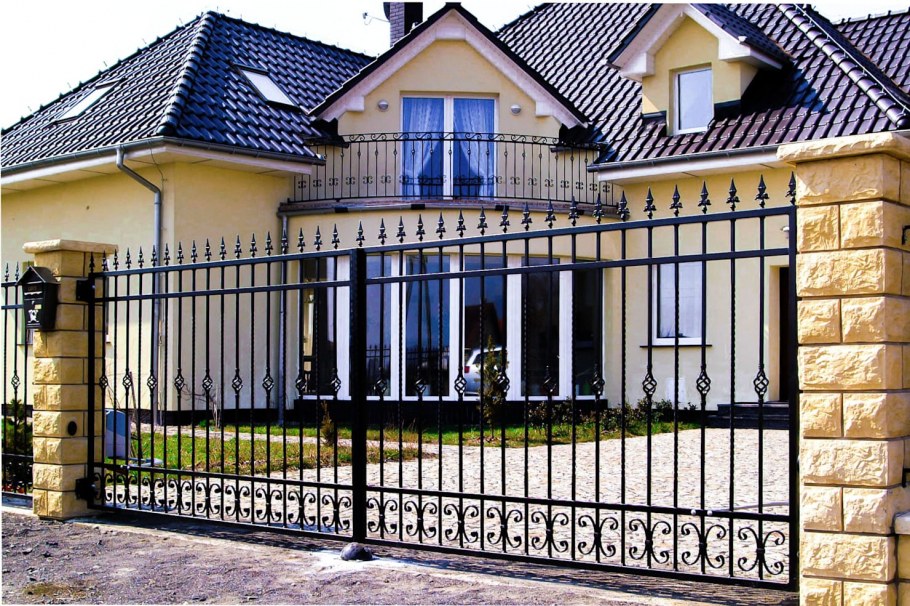 Кованый забор в современном стиле