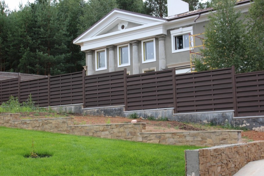 Стильные заборы из террасной доски