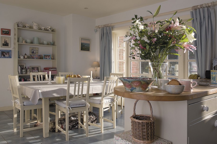 Стол в интерьере Прованс