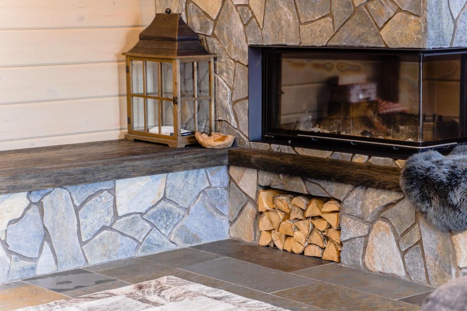 Камин отделанный песчаником