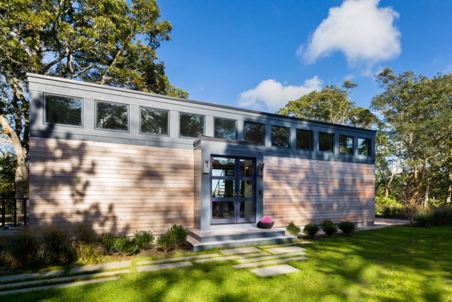 Маленький домик с плоской крышей