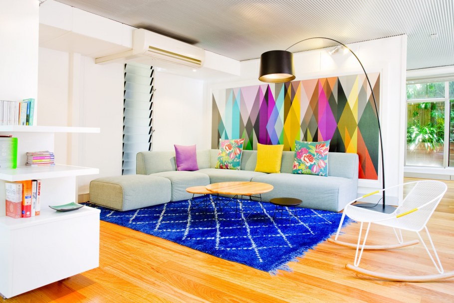 Яркий ковер в интерьере