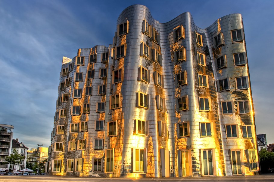 Зеркальный изогнутый дом