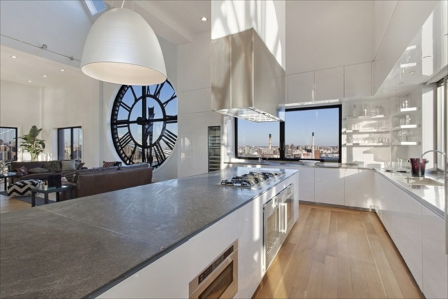 Швейцарский интерьер кухни гостинной