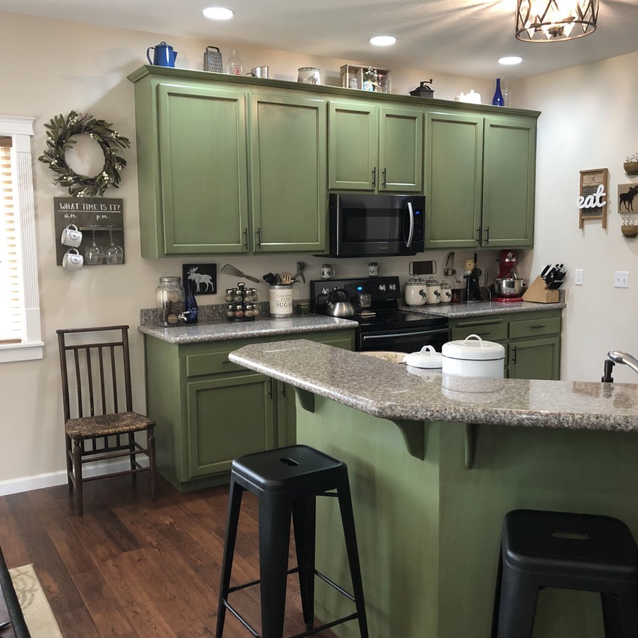 Кухня изумрудного цвета