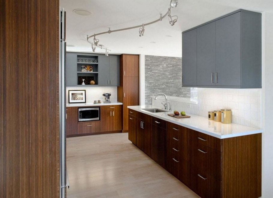 Кухня сочетание серого и под дерево