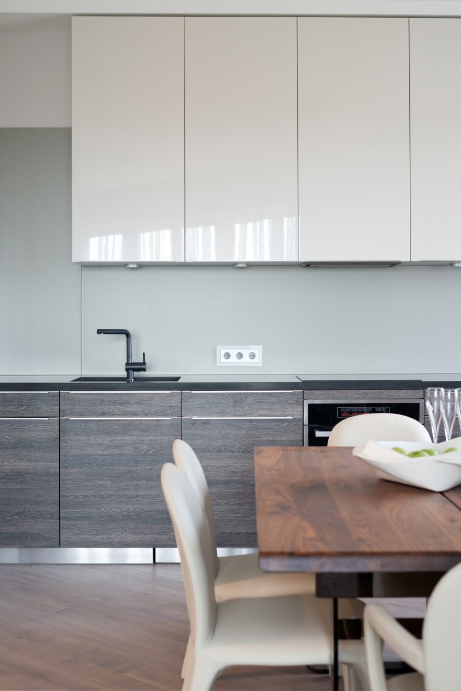 Кухня низ дерево верх белый