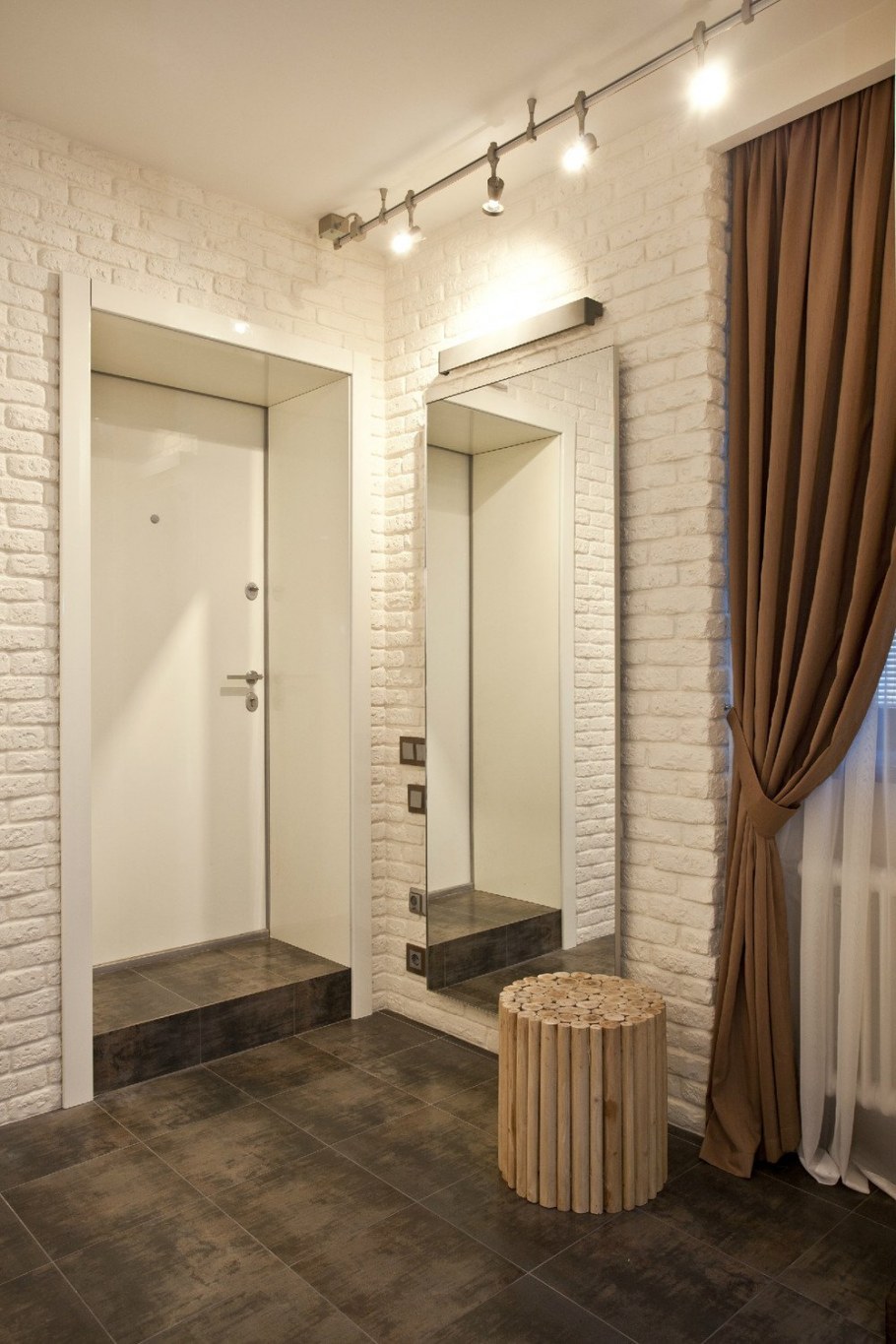 Декаративныйткирпич в коридоре