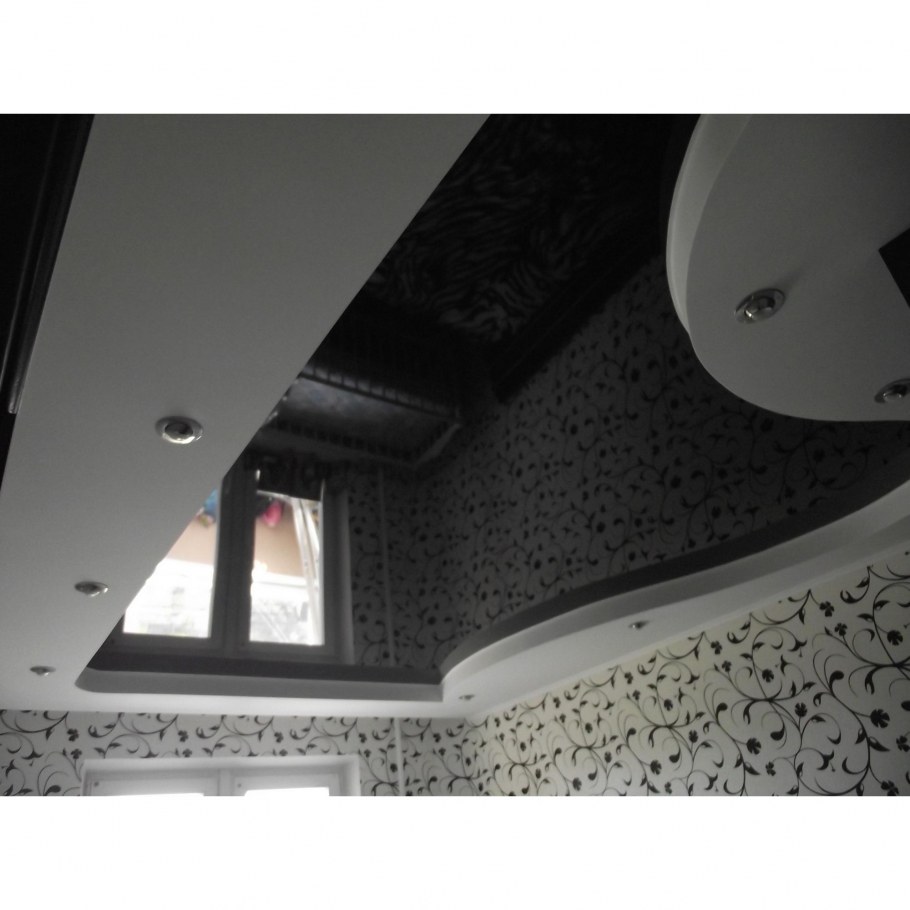 Черный глянцевый потолок