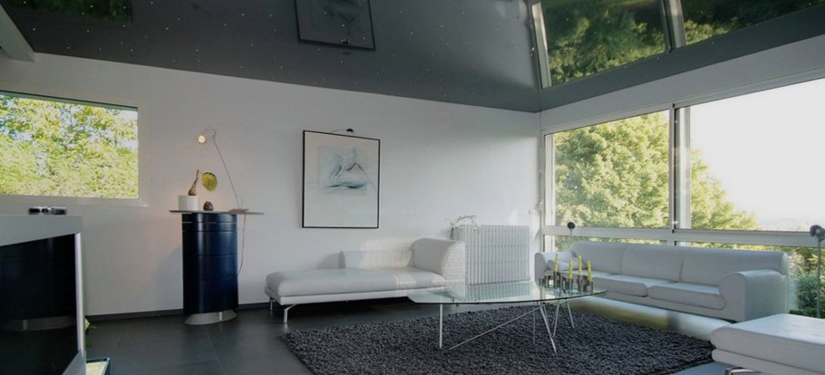 Черный натяжной потолок на кухне