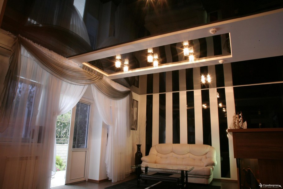 Черный глянцевый натяжной потолок