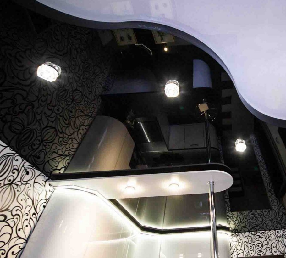 Зеркальный натяжной потолок