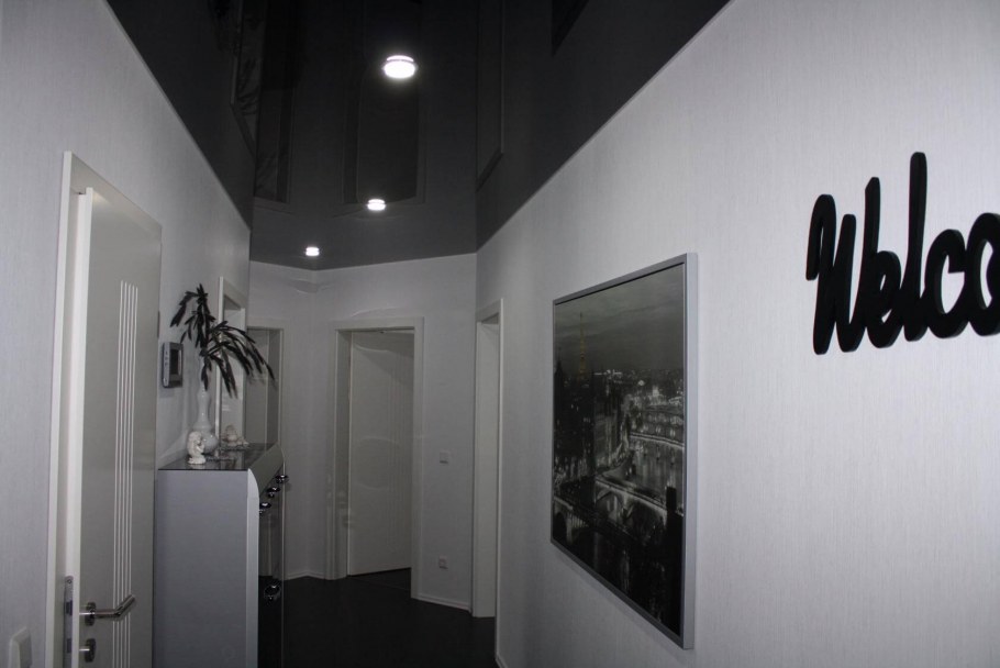 Черно фиолетовая комната