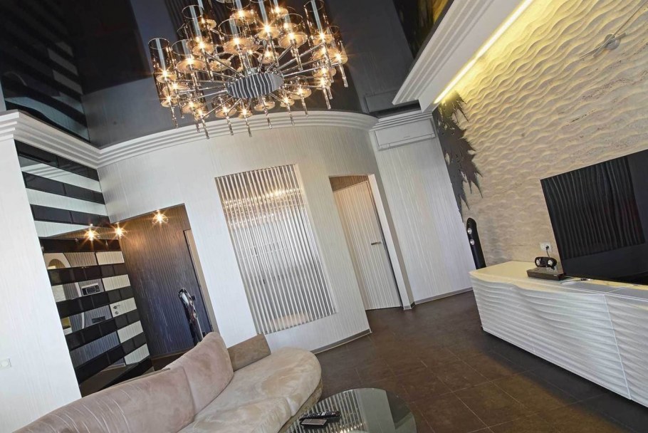 Черныйнятяжной потолок