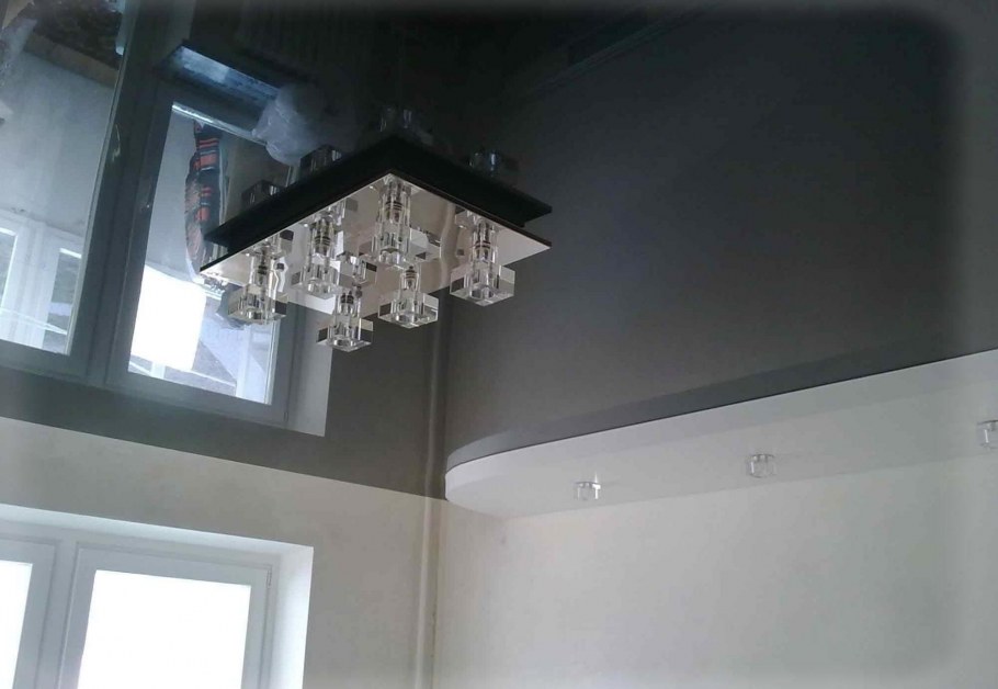 Черныйнятяжной потолок