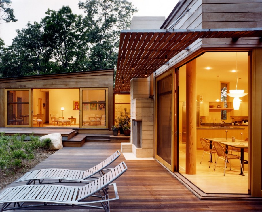 Одноэтажный дом с панорамными окнами и террасой