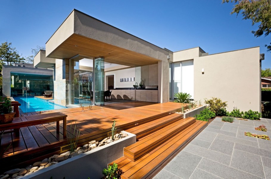 Современный дом с террасой